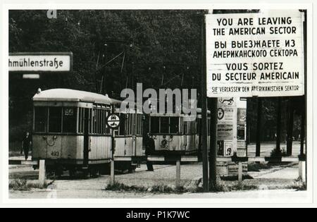 BERLIN, DEUTSCHLAND - circa 1950s: Vintage Foto zeigt Checkpoint zwischen West (amerikanischen Sektor) und Ost Berlin. Straßenbahn Blätter amerikanischen Sektor. Stockfoto