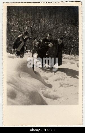 DIE TSCHECHOSLOWAKISCHE SOZIALISTISCHE REPUBLIK - UM 1960s: Ein Vintage-Foto zeigt, wie Menschen im Schnee herumtoben. Schwarze & weiße antike Fotografie. 1960s Stockfoto