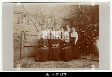 ÖSTERREICH-UNGARN - 1913: Ein Vintage-Foto zeigt, wie Frauen im Hinterhof posieren. Schwarze & weiße antike Fotografie. Stockfoto