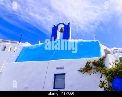 Kirche mit Glockenturm, Oia, Santorini, Kykladen Inseln, Griechenland Stockfoto