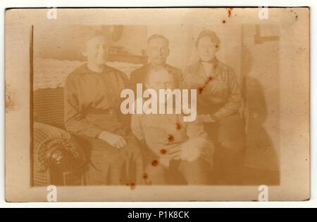 Die tschechoslowakische Republik - circa 1930s: Vintage Foto zeigt die Familie zu Hause. Sie sitzen auf dem Sofa. Antik Schwarz/Weiß-Fotografie. Hinweis: Starke Unschärfe Stockfoto