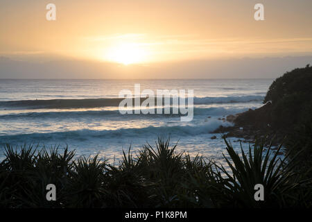 Strand Sonnenuntergang, Burleigh Heads, Gold Coast, Queensland, Australien Stockfoto