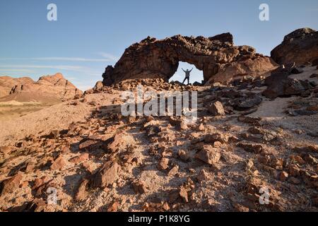 Mann unter Indian Pass Wilderness Arch, Kalifornien, USA Stockfoto