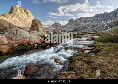 Rock Creek und Mount McAdie im Mitre Basin, Sequoia National Park, Kalifornien, USA Stockfoto