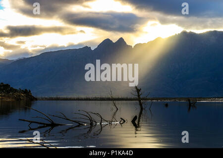 Berg und See Sonnenuntergang, Western Cape, Südafrika Stockfoto