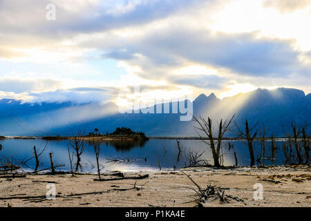 Berg und See Sonnenuntergang, Western Cape, Südafrika Stockfoto