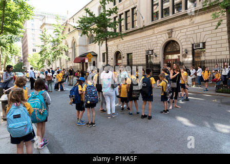 Manhattan, New York, USA 2018. Schülerinnen und Schüler werden von den Eltern erfüllt nach der Schule Stockfoto