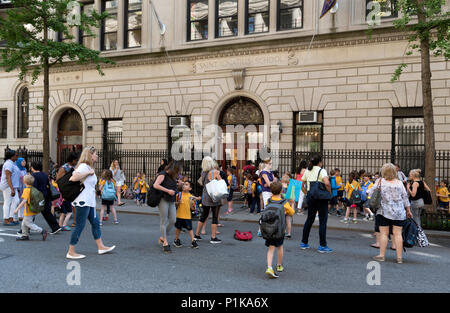 Manhattan, New York, USA 2018. Schülerinnen und Schüler werden von den Eltern erfüllt nach der Schule Stockfoto