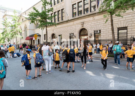 Manhattan, New York, USA 2018. Schülerinnen und Schüler werden von den Eltern erfüllt nach der Schule Stockfoto