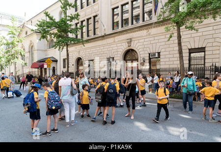 Manhattan, New York, USA 2018. Schülerinnen und Schüler werden von den Eltern erfüllt nach der Schule Stockfoto