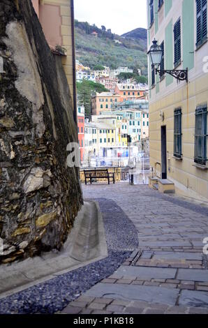 Typische italienische Häuser über den Strand in Bogliasco (Genua) mit Stonewall und geschwungene Straße Stockfoto