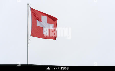 Isolierte schweizer Fahne in den Wind Stockfoto