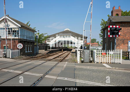 Bahnübergang und Bahnhof Beverley East Yorkshire England UK Vereinigtes Königreich GB Großbritannien Stockfoto