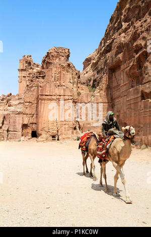 PETRA, Jordanien - 25.SEPTEMBER: Beduinen bieten touristische Kamelritte durch die großartigen Ruinen der antiken Petra am 25. September 2010 in Petra, Jordanien. Pe Stockfoto