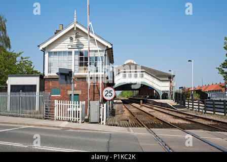 Bahnübergang und Bahnhof Beverley East Yorkshire England UK Vereinigtes Königreich GB Großbritannien Stockfoto