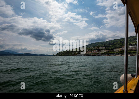 Ufer der Stadt Stresa auf Italienisch Lago di Maggiore mit der schönen Landschaft von Villen und Parks am See auf einem Hintergrund von grünen Bergen als se Stockfoto