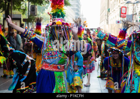 Customed Tänzer feiern und chilenischen Anden Geschichte in eine Parade in der Nähe der Plaza de Armas in Santiago, Chile. Stockfoto