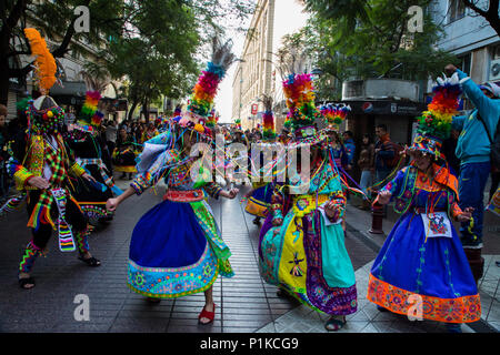 Customed Tänzer feiern und chilenischen Anden Geschichte in eine Parade in der Nähe der Plaza de Armas in Santiago, Chile. Stockfoto