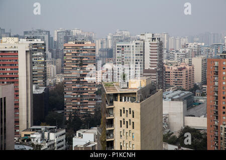 Ein Wohngebiet an einem nebligen Morgen in Santiago de Chile ab Santa Lucia Hill gesehen. Stockfoto