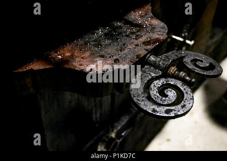 Große Ventil auf einem Fass aus dem 19. Jahrhundert, die heute noch in Gebrauch im Keller des Quinta De La Rosa, Douro-tal, Portugal ist. Stockfoto