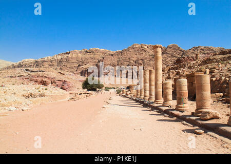 Straße von Fassaden, zerschießt, die Wände der äußeren Siq sind über 40 Gräber und Häuser gebaut von der Nabatäer. Antike Stadt Petra, Jordanien. Es ist jetzt Stockfoto
