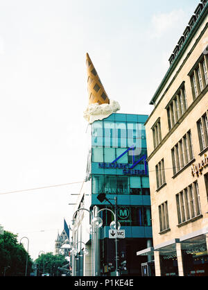 Zurück Kegel Skulptur, von der Pop-Art-Künstlers Claes Oldenburg, Neumarkt Galerie, Köln, Deutschland, Europa. Stockfoto