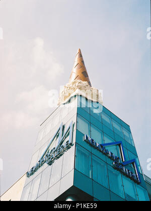 Zurück Kegel Skulptur, von der Pop-Art-Künstlers Claes Oldenburg, Neumarkt Galerie, Köln, Deutschland, Europa. Stockfoto