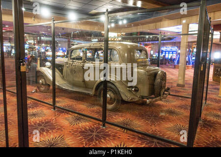 Ford V8 Auto von Bonnie und Clyde Shoot Out hinter Plexiglas Glas Whiskey Pete casino in Primm, Nevada, USA Stockfoto