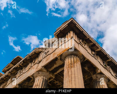 Ruinen der griechischen Gebäude. In der Nähe von antiken griechisch-römischen Säulen. In der Nähe von Low Angle View Architektur der griechischen Antike Ruinen. Sonnigen Tag mit Cle Stockfoto