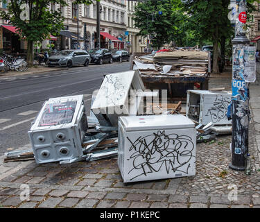 Berlin Prenzlauer Berg. der Kastanienallee. Alte Küche weiße Ware auf einem städtischen Gehsteig gedumpten Neben einem überspringen Stockfoto