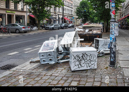 Berlin Prenzlauer Berg. der Kastanienallee. Alte Küche weiße Ware auf einem städtischen Gehsteig gedumpten Neben einem überspringen Stockfoto