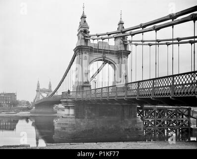 Die Hammersmith Bridge, Barnes, London, 1895. Artist: Henry verspotten. Stockfoto