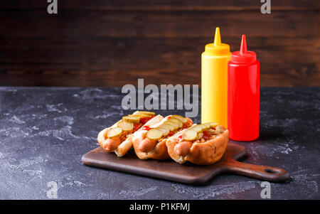 Bild von Hotdogs auf schneidebrett am Tisch Stockfoto