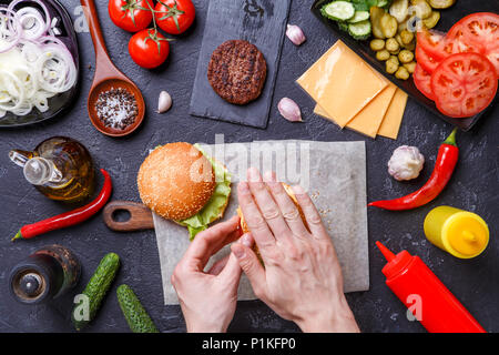 Bild oben auf zwei Hamburger, menschliche Hände Stockfoto