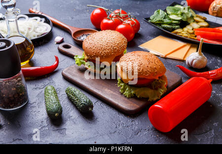 Foto von zwei Hamburger auf Holzbrett, Käse Stockfoto