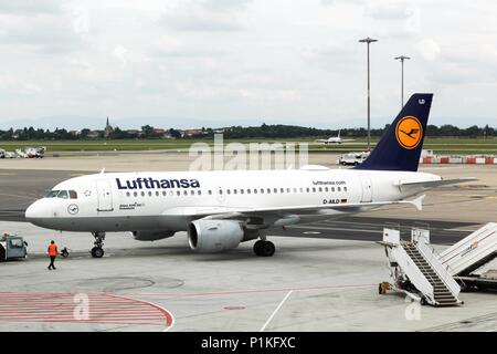 Lyon, Frankreich - Juni 3, 2018: Lufthansa Airbus in Lyon Saint Exupery Flughafen. Lufthansa ist eine deutsche Fluggesellschaft und auch die größte Fluggesellschaft in Europa Stockfoto