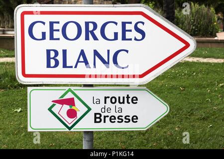 Georges Blanc Restaurant Richtung in Vonnas und Straße der Bresse. Georges Blanc in Vonnas ist ein französischer Koch und Gastronom mit drei Michelin-Sternen Stockfoto