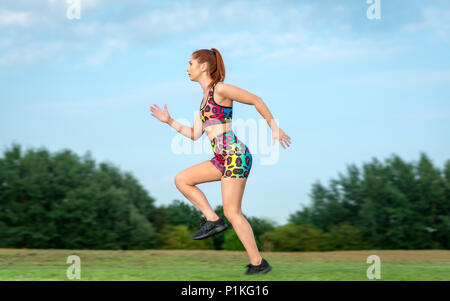 Frau tragen bunte Sportkleidung in einem Park Stockfoto