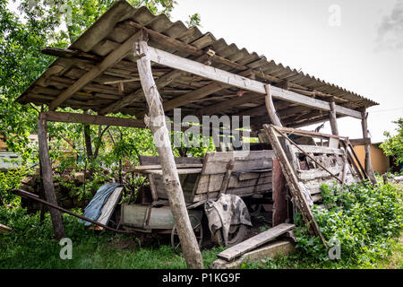 Eine alte hölzerne Warenkorb unter einem Vordach aus Holz Stockfoto