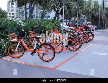 Fahrräder von mobike für den Surfer Paradise Boulevard geparkt, Gold Coast Australien als am 9. Juni 2018. Nur zur Illustration editorial Stockfoto