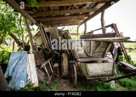 Eine alte hölzerne Warenkorb unter einem Vordach aus Holz Stockfoto