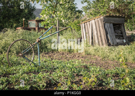 Hausgemachte Hand Kultivator aus einem alten Fahrrad. Garten Werkzeuge. Stockfoto