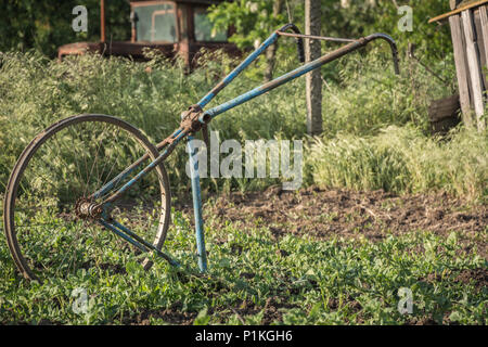 Hausgemachte Hand Kultivator aus einem alten Fahrrad. Garten Werkzeuge. Stockfoto