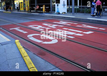 Straßenbahn nur Zeichen auf Straßenbahnschienen gLink-expansion Straßenbahn oder Stadtbahn an der Gold Coast, Gold Coast Australien als am 9. Juni 2018 gedruckt. Szene von der Straßenbahn. Stockfoto