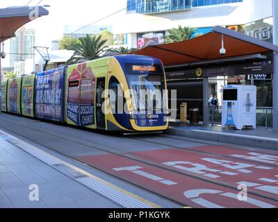 Leute an der Cavill Avenue station gLink-expansion Straßenbahn oder Stadtbahn an der Gold Coast, Gold Coast Australien warten, als am 9. Juni 2018. Szene von der Straßenbahn. Stockfoto