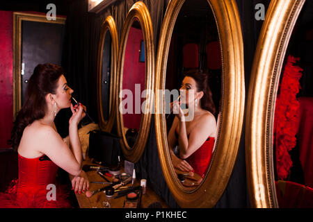 Burlesque interpret Polly Rae bei Madame Jojos, London. Stockfoto