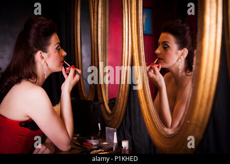 Burlesque interpret Polly Rae bei Madame Jojos, London. Stockfoto