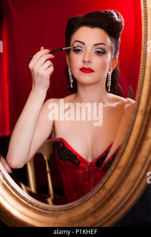 Burlesque interpret Polly Rae bei Madame Jojos, London. Stockfoto