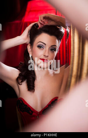 Burlesque interpret Polly Rae bei Madame Jojos, London. Stockfoto