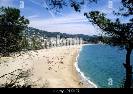 Spanien - Katalonien - Wolkenstein (Kreis) - Gerona. Lloret de Mar, Playa / Platja de Lloret de Mar y Monumento a la Mujer/Dona marinera. Stockfoto